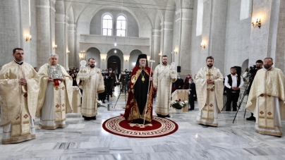 PS Iustin a săvârșit Sfânta Liturghie în Parohia „Sfinții Apostoli Petru și Pavel” din Șomcuta Mare (FOTO)