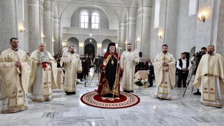 PS Iustin a săvârșit Sfânta Liturghie în Parohia „Sfinții Apostoli Petru și Pavel” din Șomcuta Mare (FOTO)