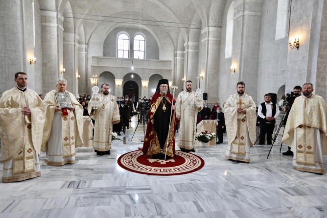 PS Iustin a săvârșit Sfânta Liturghie în Parohia „Sfinții Apostoli Petru și Pavel” din Șomcuta Mare (FOTO)