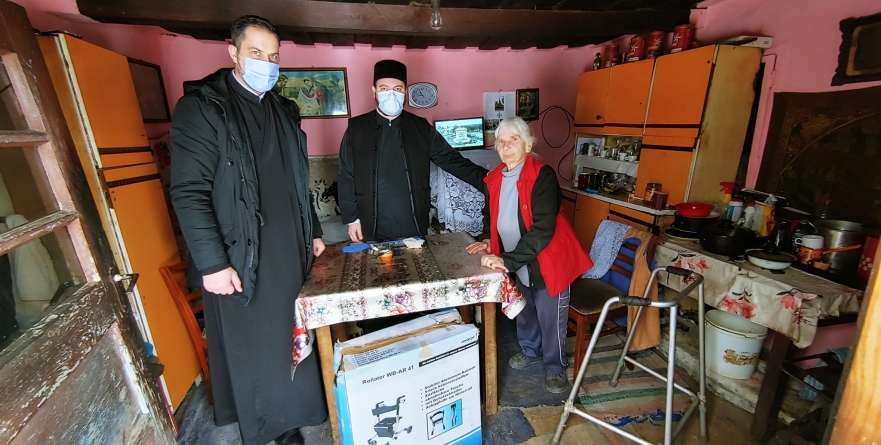 Pastorație socială: Alimente și un cadru cu rotile pentru credincioși din parohia Iegheriște