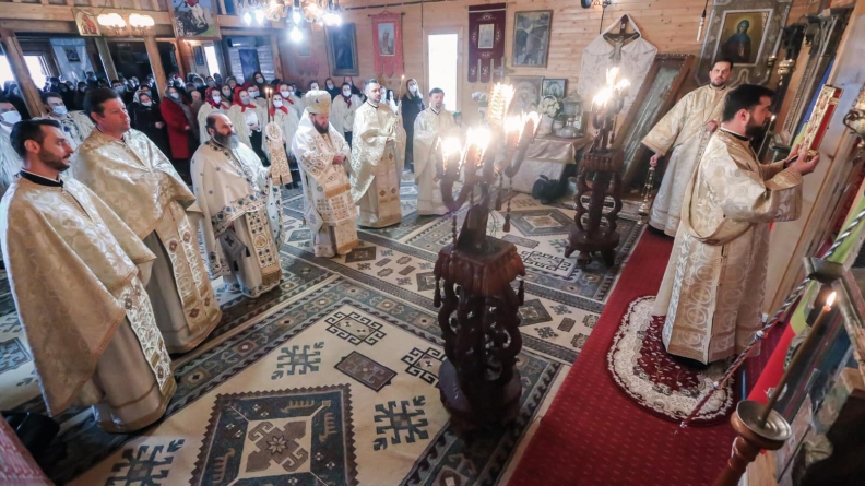 În această duminică: PS Timotei s-a aflat în mijlocul credincioșilor din Șișești (FOTO)