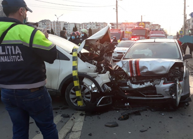 Actualizare: Impact violent: Un tânăr a rămas încarcerat în urma coliziunii între două autoturisme, în Baia-Sprie (FOTO)