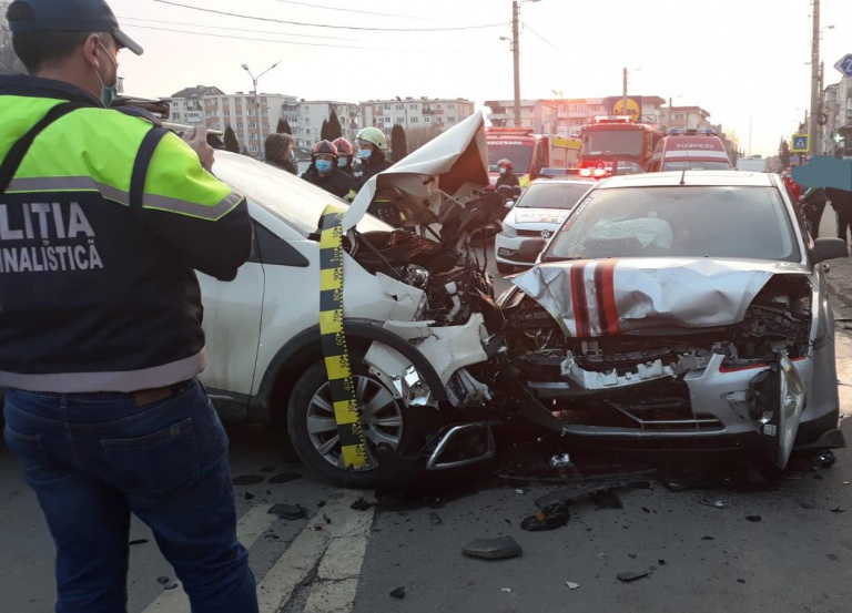 Actualizare: Impact violent: Un tânăr a rămas încarcerat în urma coliziunii între două autoturisme, în Baia-Sprie (FOTO)