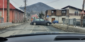 112: Mașina Medicului de Urgență SMURD, implicată într-un accident pe strada Industriei din Baia Mare. Se afla în misiune (FOTO)