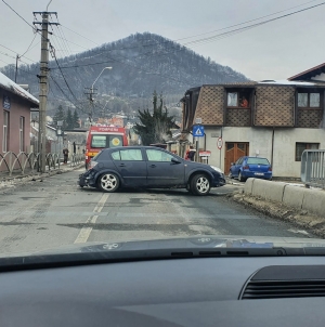 112: Mașina Medicului de Urgență SMURD, implicată într-un accident pe strada Industriei din Baia Mare. Se afla în misiune (FOTO)