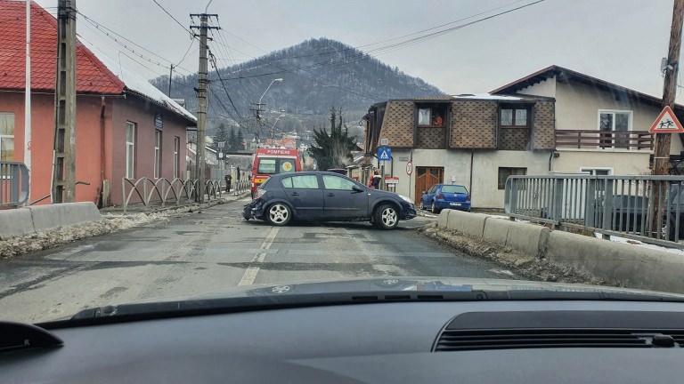 112: Mașina Medicului de Urgență SMURD, implicată într-un accident pe strada Industriei din Baia Mare. Se afla în misiune (FOTO)