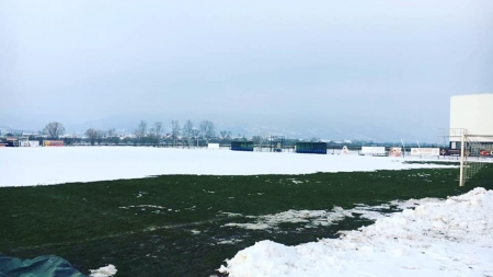 La bine și la greu: ACSF Comuna Recea face apel suporterilor să ajute la deszăpezirea gazonului (FOTO)