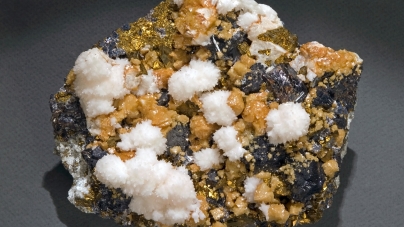 Frumusețile Maramureșului: Un eșantion mineral complex de la Mina Cavnic, exponatul săptămânii la Muzeul de Mineralogie din Baia Mare (FOTO)