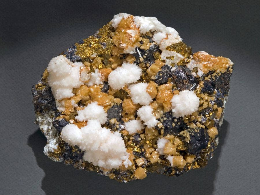 Frumusețile Maramureșului: Un eșantion mineral complex de la Mina Cavnic, exponatul săptămânii la Muzeul de Mineralogie din Baia Mare (FOTO)
