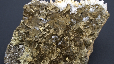 Frumusețile Maramureșului: Un eșantion mineral din calcopirită și cuarț, exponatul săptămânii la Muzeul de Mineralogie din Baia Mare (FOTO)