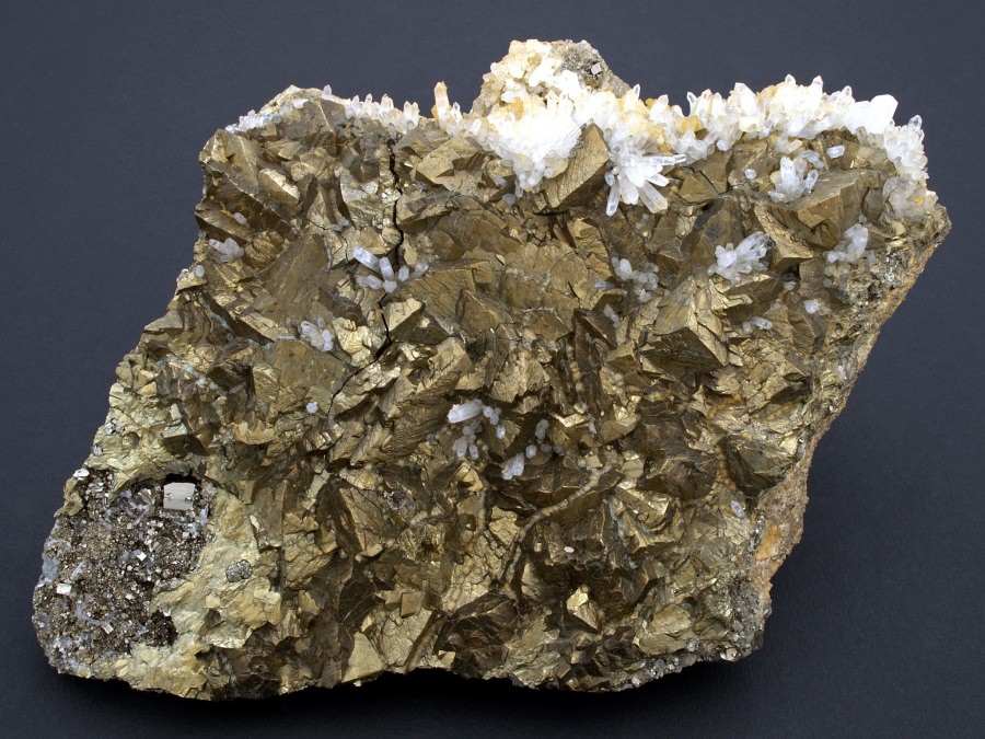 Frumusețile Maramureșului: Un eșantion mineral din calcopirită și cuarț, exponatul săptămânii la Muzeul de Mineralogie din Baia Mare (FOTO)