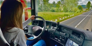 Poveste de viață: Cătălina Vlașin, maramureșeanca absolventă a două facultăți care a ales să fie șofer de TIR. „Am ales să ies din rând” (VIDEO ȘI FOTO)