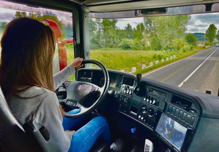 Poveste de viață: Cătălina Vlașin, maramureșeanca absolventă a două facultăți care a ales să fie șofer de TIR. „Am ales să ies din rând” (VIDEO ȘI FOTO)