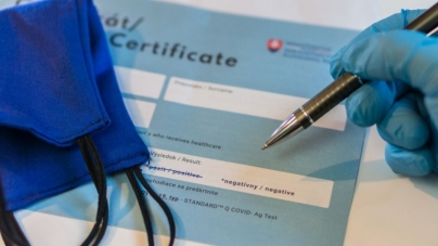 Rețea infracțională: Adeverințe false de testare COVID-19, scoase la vânzare în Maramureș. 200 lei, costul unui test negativ. Doi suspecți reținuți