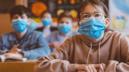 Ministrul Educaţiei anunţă că la orele de educaţie fizică din şcoli este obligatorie masca de protecţie
