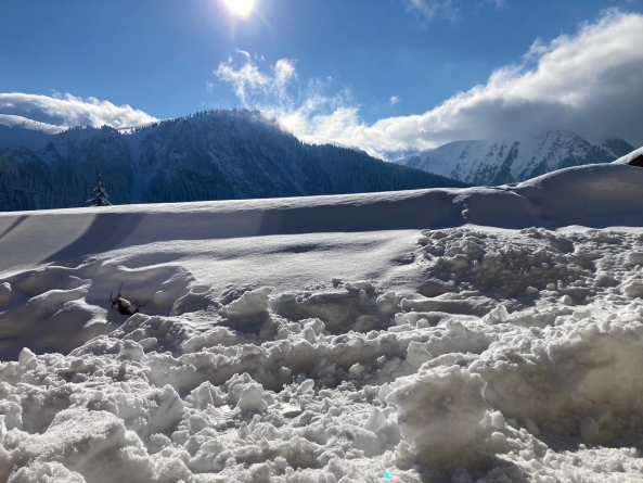 La mijloc de aprilie: Strat de zăpadă de până la 70 centimetri la stația meteo Iezer