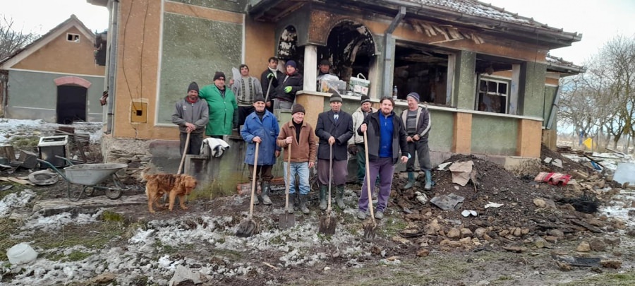 Ierarhii maramureșeni donează pentru o casa distrusă de foc la Cuța, Protopopiatul Carei (FOTO)