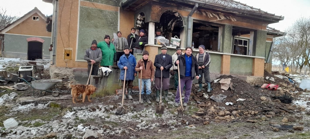 Ierarhii maramureșeni donează pentru o casa distrusă de foc la Cuța, Protopopiatul Carei (FOTO)