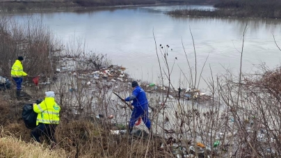 Groaznic: Râurile din Maramureș, poluate cu gunoaie menajere. Acțiune amplă de colectare pe Lăpuș, aproape de confluența cu Someșul (VIDEO ȘI FOTO)