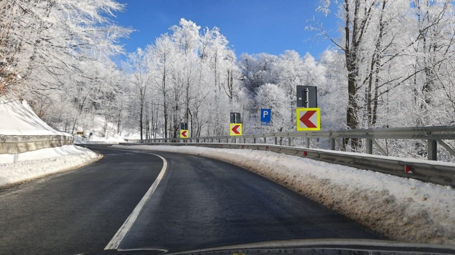 La marginea dintre anotimpuri: Strat de zăpadă de până la 79 centimetri și vânt de 70 km/h în Maramureș. Vezi cum se circulă pe principalele șosele din județ