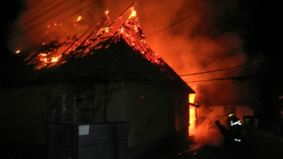Incendiu în miez de noapte în Crăciunești; Pompierii s-au luptat cu focul timp de trei ore