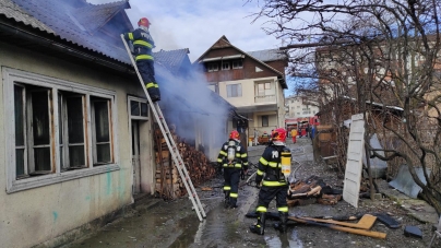 Incendiu violent: Bucătărie de vară și garaj, afectate de flăcări, în Sighetu Marmației. O femeie a suferit un atac de panică (VIDEO ȘI FOTO)