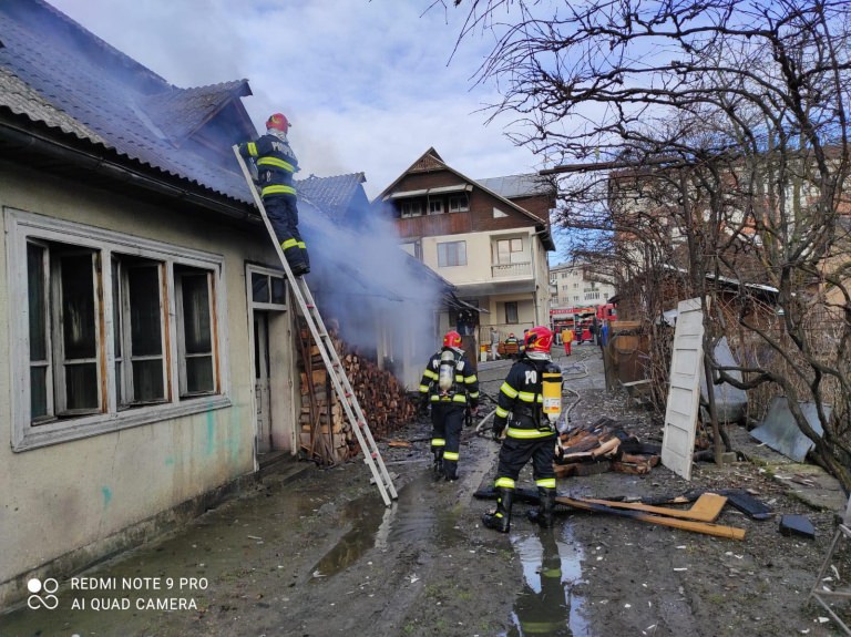 Incendiu violent: Bucătărie de vară și garaj, afectate de flăcări, în Sighetu Marmației. O femeie a suferit un atac de panică (VIDEO ȘI FOTO)