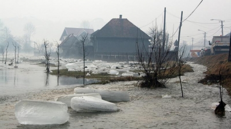 Avertisment făcut de specialiști: În județul Maramureș avem formațiuni de gheață pe cursurile de apă din județ. Care este anunțul INHGA, pentru luna decembrie!