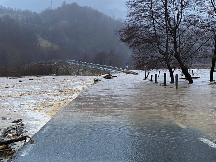 S-a înfuriat natura pe noi!: Ploi torențiale și pericol de inundații, urmate de ger, vânt și polei, în Maramureș. Au fost emise avertizări meteo și hidro