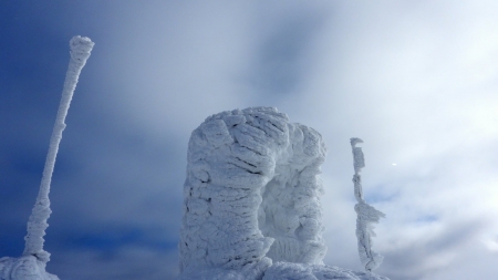 Frumusețile Maramureșului: La adăpostul Sfintei Cruci de pe Vârful Țibleș, în plină iarnă. Imagini senzaționale cu monumentul „împodobit” cu zăpadă (FOTO)