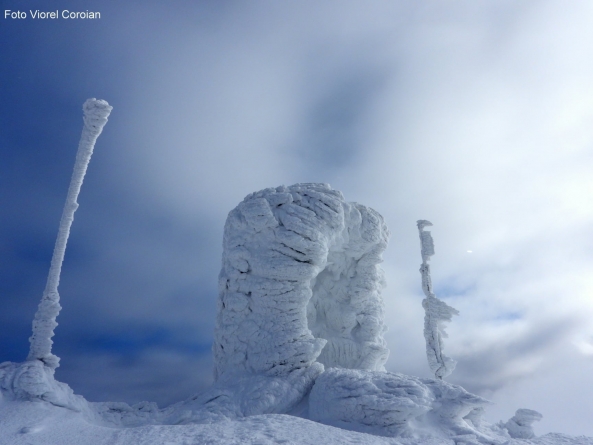 Frumusețile Maramureșului: La adăpostul Sfintei Cruci de pe Vârful Țibleș, în plină iarnă. Imagini senzaționale cu monumentul „împodobit” cu zăpadă (FOTO)