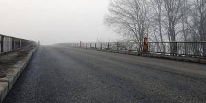 Soluție temporară: A fost turnat un strat provizioriu de asfalt pe podul de la Ardusat (FOTO)