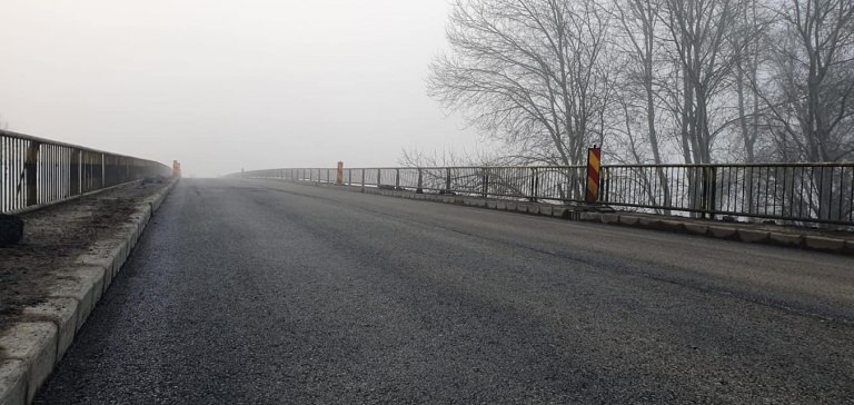 Soluție temporară: A fost turnat un strat provizioriu de asfalt pe podul de la Ardusat (FOTO)