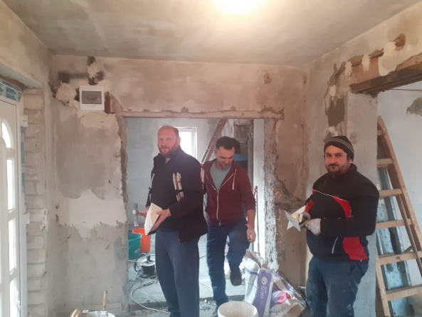 Familie preoțească greu încercată: Preoții din zona Lăpuș continuă finisarea casei particulare a acesteia (FOTO)