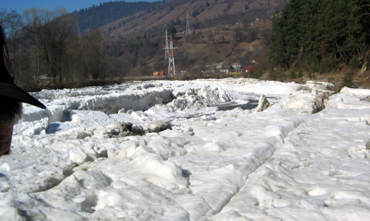 Iarnă în Maramureș: Gheață la mal, pe râurile importante! Curg sloiuri pe Mara și Lăpuș! Strat de zăpadă de până la 61 cm în județ