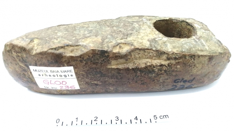 Un topor din piatră descoperit la Glod; Acesta se păstrează la Muzeul de Istorie și Arheologie Maramureș