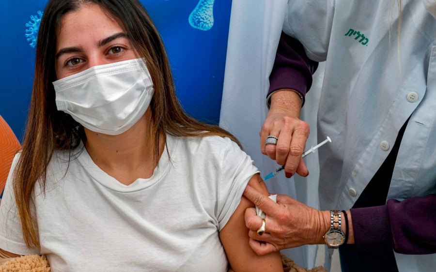 ”Magia a început”: Primul studiu care arată că acțiunea de vaccinare din Israel funcționează. Cu cât s-au redus infectările și cazurile grave de COVID-19