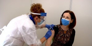 Vaccinarea în Maramureș: S-a deschis linia prioritară de vaccinare pentru angajații din învățământ. S-au înscris 285 persoane din județ (FOTO)