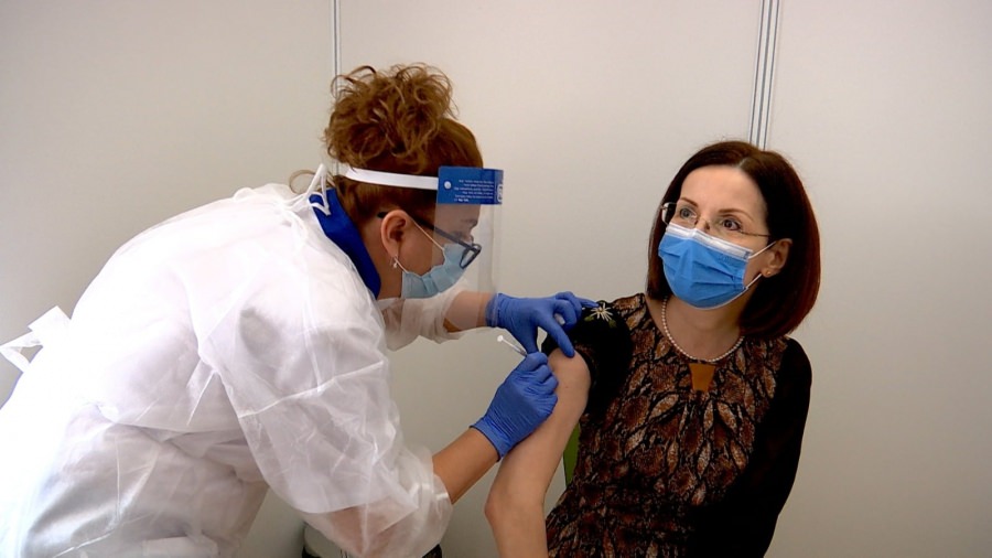 Vaccinarea în Maramureș: S-a deschis linia prioritară de vaccinare pentru angajații din învățământ. S-au înscris 285 persoane din județ (FOTO)