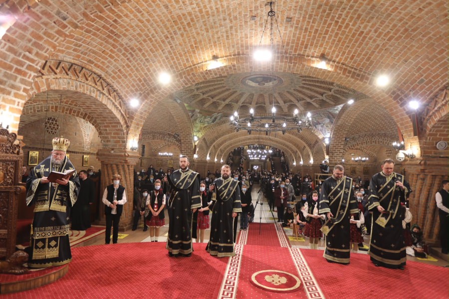 Canonul cel Mare și Sfânta Liturghie a Darurilor înainte sfințite la Catedrala Episcopală „Sfânta Treime” din Baia Mare (FOTO)