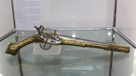 Exponatele săptămânii la Muzeul de Istorie: Un pumnal de bronz și un pistol tip „șarpe de Istanbul (FOTO)