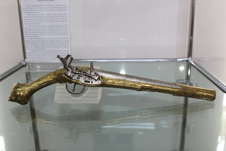 Exponatele săptămânii la Muzeul de Istorie: Un pumnal de bronz și un pistol tip „șarpe de Istanbul (FOTO)