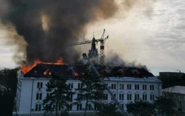 Un incendiu violent a izbucnit în clădirea Consiliului Județean Suceava
