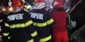 Actualizare 2: Tragedie pe șosea: Un tânăr de 22 de ani a decedat după ce a intrat cu mașina într-un stâlp, în Berbești. Avea permisul de trei săptămâni (FOTO)