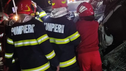 Actualizare 2: Tragedie pe șosea: Un tânăr de 22 de ani a decedat după ce a intrat cu mașina într-un stâlp, în Berbești. Avea permisul de trei săptămâni (FOTO)