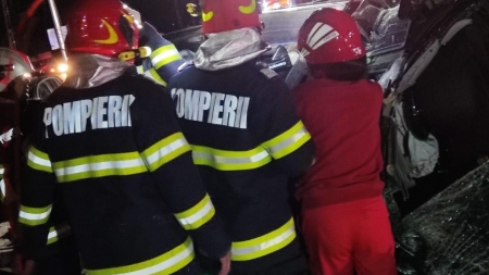 Actualizare 2: Tragedie pe șosea: Un tânăr de 22 de ani a decedat după ce a intrat cu mașina într-un stâlp, în Berbești. Avea permisul de trei săptămâni (FOTO)