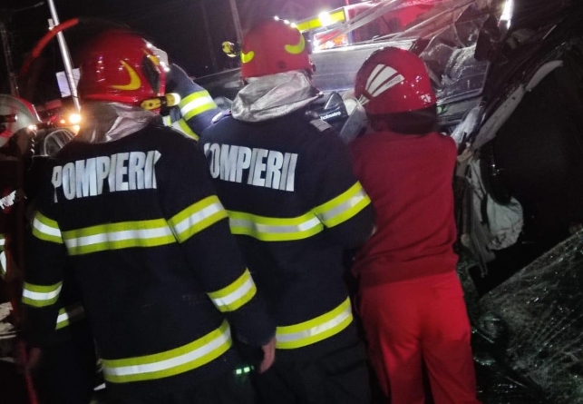 Actualizare 2: Tragedie pe șosea: Un tânăr de 22 de ani a decedat după ce a intrat cu mașina într-un stâlp, în Berbești. Avea permisul de trei săptămâni (FOTO)