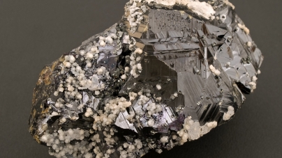 Frumusețile Maramureșului: Un eșantion mineral din calcit și sfalerit, exponatul săptămânii la Muzeul de Mineralogie din Baia Mare (FOTO)