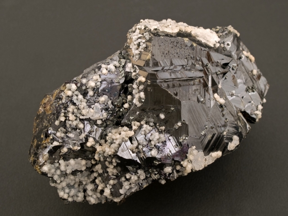Frumusețile Maramureșului: Un eșantion mineral din calcit și sfalerit, exponatul săptămânii la Muzeul de Mineralogie din Baia Mare (FOTO)