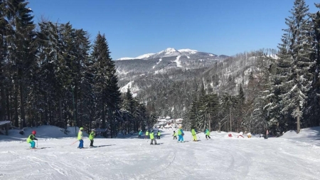 Timp liber: Se schiază în condiții excelente pe pârtiile din Cavnic, chiar dacă suntem la mijlocul lui martie